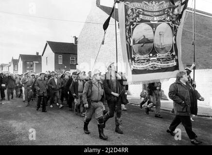 Les mineurs nationaux frappent 1985 Une marche pacifique en frappant des mineurs de la mine de charbon St Hida et Westoe 5 mars 1985 Banque D'Images