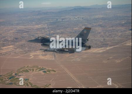 Un faucon de combat F-16C affecté à l'escadron 64th de l'agresseur participe à une mission d'entraînement de routine le 23 mars 2022 sur le champ d'essai et d'entraînement du Nevada à la base aérienne de Nellis. L'AGRS 64th exploite 30 F-16C/M, fournissant des forces opposées réalistes, représentatives de la menace, pour l'entraînement des États-Unis haut de gamme et de la coalition. (É.-U. Photo de la Force aérienne par le premier Airman Zachary Rufus) Banque D'Images