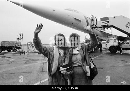 Passagers de la Concorde debout devant un Concorde. 2nd avril 1986. Banque D'Images