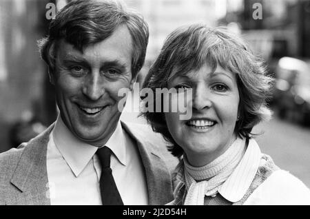 Penelope Keith et son mari Rodney Timpson devant l'Apollo Theatre. 24th octobre 1985. Banque D'Images