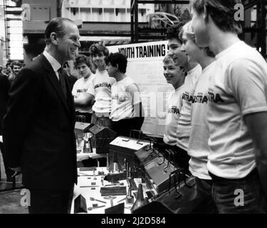 Prince Philip, duc d'Édimbourg, visite de l'usine de Vauxhall Ellesmere Port. Le duc d'Édimbourg rencontre certains des apprentis de Vauxhall. Port d'Ellesmere, Cheshire. 22nd février 1985. Banque D'Images