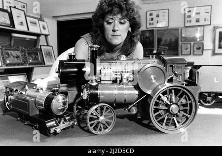 La réceptionniste de l'Auctioneer, Janice Coulthard, admire certains des modèles de moteurs à vapeur et de traction le 26th juillet 1985, fabriqués par l'ancien électricien de fosse et modeleur à vie Ron Ibbertson Banque D'Images