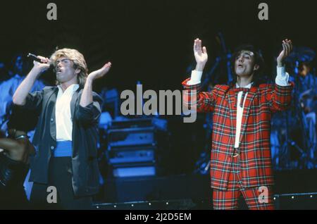 Groupe pop britannique Wham photographié lors de leur visite de 10 jours en Chine, le 1985 avril. George Michael et Andrew Ridgeley, sur scène pendant le concert du groupe au Peking's People's Gymnasium. C'était le tout premier concert d'un groupe pop occidental en Chine communiste. Banque D'Images