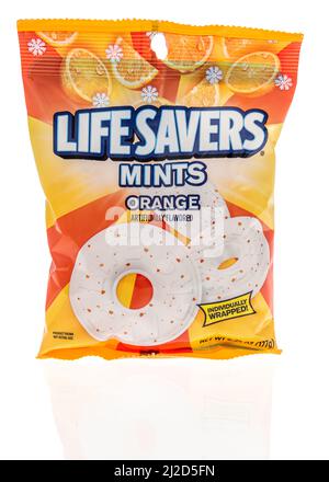 Winneconne, WI -30 Mars 2021: Un paquet de Life Savers minent orange sur un fond isolé Banque D'Images
