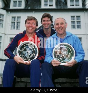 Alex Ferguson Manager Aberdeen FC, Martin Buchan et Jim McLean Manager Dundee United après avoir reçu le prix promotion and Teaching of football Service Award 1985 de l'association écossaise de football. Banque D'Images