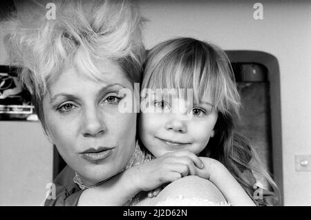 Angie Bowie, (également connue sous le nom d'Angela Bowie) avec sa fille Stacia Larranna Celeste Lipka (née en 1980) photo prise à la maison. Photo prise le 6th mars 1986 Banque D'Images