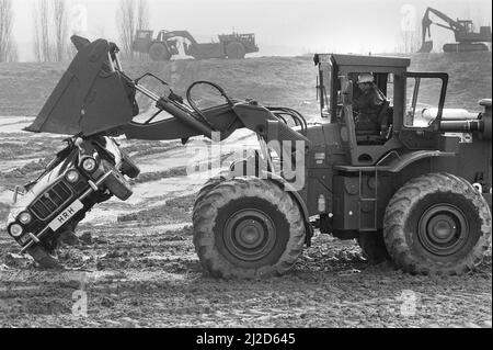 Le Prince Charles, le Prince de Galles, visite la Royal School of Military Engineering à la caserne de Chattenden près de Rochester, dans le Kent. Ici, il est photographié au volant d'un tracteur à roues de taille moyenne, lorsqu'il a arraché une réplique pleine grandeur de sa propre voiture Jaguar. 20th mars 1985. Banque D'Images