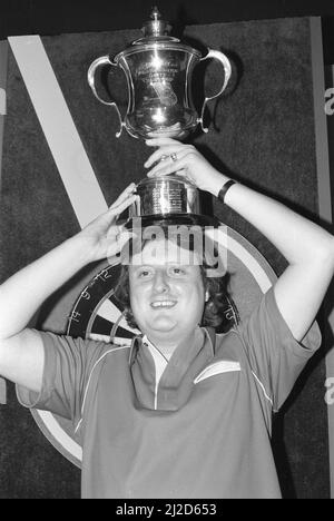 Le joueur de fléchettes britannique Eric Bristow célèbre sa victoire lors de la finale du Championnat du monde Embassy Darts. 13th janvier 1986. Banque D'Images