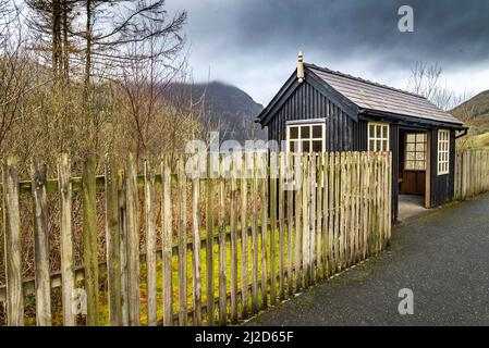 Snowdon Ranger, abri d'attente, gare de voie étroite au début du printemps, Snowdonia, pays de Galles, Royaume-Uni. Banque D'Images