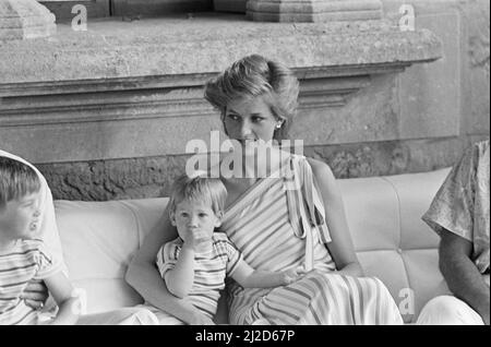 Le prince Harry et sa mère, la princesse Diana, la princesse de Galles, sont en vacances avec le prince Charles et le prince William, à Majorque, dans les îles Baléares en Espagne, en Méditerranée. Invités du roi Juan Carlos et de la reine Sofia d'Espagne. La photo montre un jeune prince Harry sucer son pouce. Photo prise le 12th août 1986 Banque D'Images