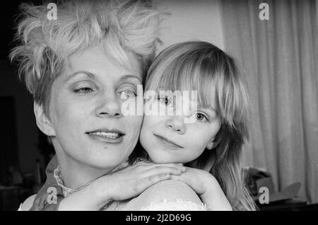 Angie Bowie, (également connue sous le nom d'Angela Bowie) avec sa fille Stacia Larranna Celeste Lipka (née en 1980) photo prise à la maison. Photo prise le 6th mars 1986 Banque D'Images