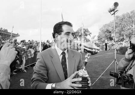 Le tournoi Ryder Cup s'est tenu du 13th au 15th septembre 1985 au Brabazon course du Beffroi à Wishaw, Warwickshire.Team Europe a remporté le concours de 16,5 à 11,5 points, marquant ainsi leur première victoire dans le tournoi. Sam Torrance, qui a coulé le putt gagnant, détient fièrement le trophée. 15th septembre 1985. Banque D'Images