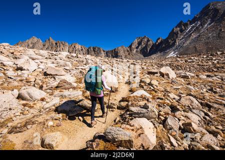 Backpacker traversant Bishop Pass, parc national de Kings Canyon, Californie, États-Unis Banque D'Images