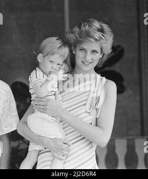 Le prince Harry et sa mère, la princesse Diana, la princesse de Galles, sont en vacances avec le prince Charles et le prince William, à Majorque, dans les îles Baléares en Espagne, en Méditerranée. Invités du roi Juan Carlos et de la reine Sofia d'Espagne. La photo montre un jeune prince Harry sucer son pouce. Photo prise le 12th août 1986 Banque D'Images