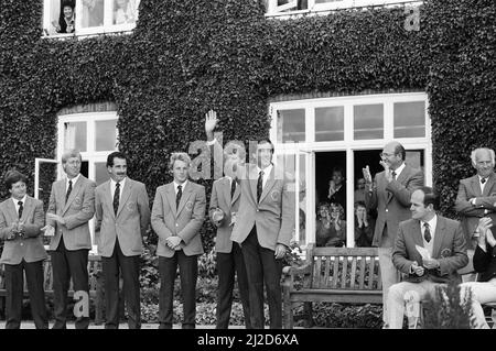 Le tournoi de la Ryder Cup s'est tenu du 13th au 15th septembre 1985 au cours du Brabazon du Beffroi à Wishaw, dans le Warwickshire. Team Europe a remporté la compétition de 16,5 à 11,5 points, marquant leur première victoire dans le tournoi et mettant fin à 28 ans de domination américaine. Le joueur de l'équipe Europe et le meilleur joueur du tournoi, Seve Ballesteros, se pressent devant la foule qui applaudisse lors de la présentation du trophée. 15th septembre 1985. Banque D'Images