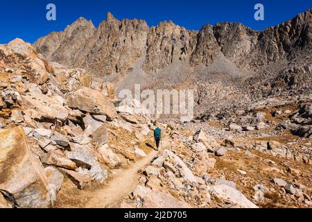 Backpacker traversant Bishop Pass, John Muir Wilderness, Californie, États-Unis Banque D'Images