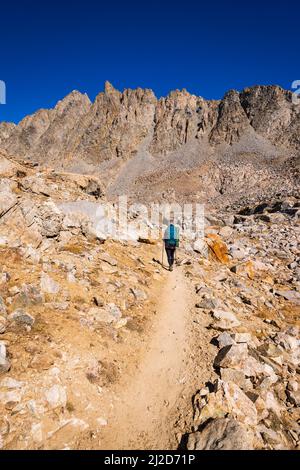 Backpacker traversant Bishop Pass, John Muir Wilderness, Californie, États-Unis Banque D'Images