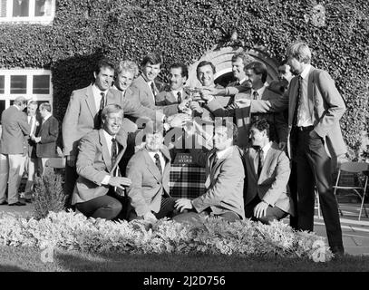 Le tournoi Ryder Cup s'est tenu du 13th au 15th septembre 1985 au Brabazon course du Beffroi à Wishaw, Warwickshire.Team Europe a remporté le concours de 16,5 à 11,5 points, marquant leur première victoire dans le tournoi et mettant fin à 28 ans de domination américaine. L'équipe européenne fête avec le trophée après la présentation. 15th septembre 1985. Banque D'Images