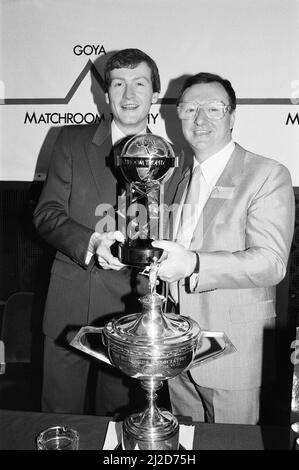 Les joueurs de snooker Steve Davis et Dennis Taylor qui ont récemment contesté la finale classique du championnat du monde de Black ball à Sheffield, assistent à une conférence de presse pour promouvoir le prochain tournoi de trophées de Matchroom 1985. Mai 1985. Banque D'Images