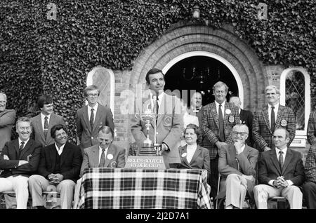 Le tournoi Ryder Cup s'est tenu du 13th au 15th septembre 1985 au Brabazon course du Beffroi à Wishaw, Warwickshire.Team Europe a remporté le concours de 16,5 à 11,5 points, marquant leur première victoire dans le tournoi et mettant fin à 28 ans de domination américaine. Tony Jacklin, capitaine de l'équipe Europe, récolte le trophée pendant la présentation. 15th septembre 1985. Banque D'Images