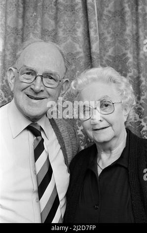 Le couple Marsden Albert et Annie Whiteley, qui se sont rencontrés lors d'une danse du pont Sowerby où M. Whiteley était dans le groupe, viennent de célébrer leur mariage d'or. Ils se sont mariés à Christ Church, Sowerby Bridge, et y ont vécu pendant trois ans avant de déménager dans leur maison actuelle à Rock View. Leurs deux filles, Jean et Margaret, sont toutes deux mariées et vivent localement. Jean a deux enfants adolescents et Margaret travaille pour Inland Revenue. M. Whiteley était un monteur de machines textiles chez John Edward Crowthers à Marsden avant de prendre sa retraite. Il aime maintenant jouer l'orgue et le piano. Sa femme a quitté le travail pour ha Banque D'Images