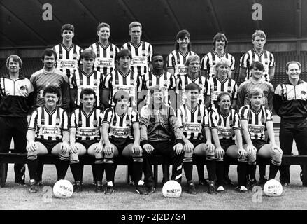 La première équipe de Newcastle United photographiée dans ses nouvelles bandes au St. James's Park Press Day est : rangée arrière (de gauche à droite) Kenny Wharton, Paul Gascoigne, Brian Tinnion, Paul Stephenson, Alan Davies, John Anderson. Rangée du milieu : entraîneur Colin Suggett, Marton Thomas, Neil McDonald, Billy Whitehurst, Tony Cunningham, Jeff Clarke, Joe Allon, Gary Kelly, entraîneur John Pickering. Première rangée : John Bailey, Paul Ferris, Peter Beardsley, directeur Willie McFaul, Glenn Rpeder, David McCreery, Ian Stewart. 20th août 1986. Banque D'Images