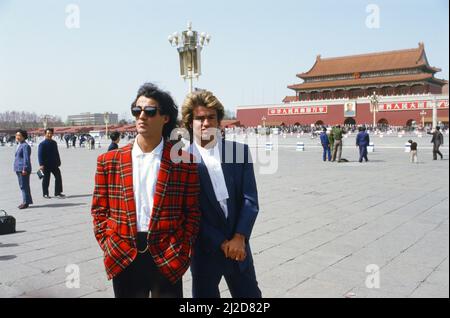 Groupe pop britannique Wham photographié lors de leur visite de 10 jours en Chine, le 1985 avril. George Michael et Andrew Ridgeley photographiés devant le Palais interdit de la place Tienanmen, Pékin. Banque D'Images