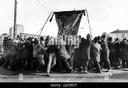 La grève des mineurs nationaux 1985 Une marche pacifique en frappant des mineurs à Wearmouth se transforme en violence du 5 mars 1985 vers Banque D'Images