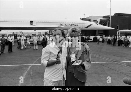 Chanteur Phil Collins et femme Jill Travelman à l'aéroport de Londres Heathrow. Phil Collins est sur le point d'embarquer pour un vol Concorde vers les États-Unis, afin de se produire au stade JFK de Philadelphie, dans le concert Live Aid. Phil a déjà joué au concert Live Aid correspondant au stade Wembley. 13th juillet 1985. Banque D'Images
