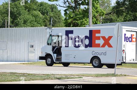 Un camion de livraison FedEx dans la petite ville de Rankin, Illinois Banque D'Images