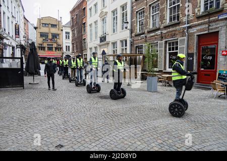 Anvers, Belgique. 23 janvier 2020, touristes sur des vélos d'équilibre électrique dans le centre-ville d'Anvers le 23 2020 janvier à Anvers, Belgique..crédit : Gerard Cro Banque D'Images