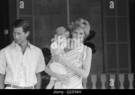 Le prince Harry et sa mère, la princesse Diana, la princesse de Galles, sont en vacances avec le prince Charles et le prince William, à Majorque, dans les îles Baléares en Espagne, en Méditerranée. Invités du roi Juan Carlos et de la reine Sofia d'Espagne. La photo montre un jeune prince Harry sucer son pouce. Photo prise le 12th août 1986 Banque D'Images