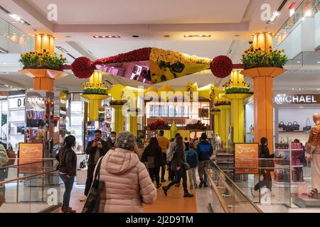 New York, NY - 31 mars 2022 : spectacle de fleurs de Macy's 2022 à Herald Square Banque D'Images