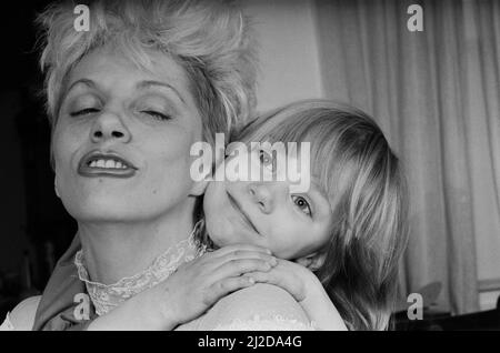 Angie Bowie, (également connue sous le nom d'Angela Bowie) avec sa fille Stacia Larranna Celeste Lipka (née en 1980) photo prise à la maison. Photo prise le 6th mars 1986 Banque D'Images