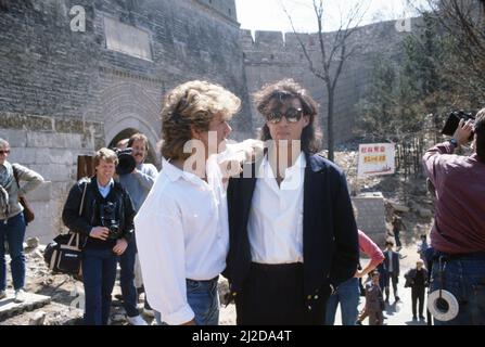 Groupe pop britannique Wham photographié lors de leur visite de 10 jours en Chine, le 1985 avril. George Michael et Andrew Ridgeley photographiés à la Grande Muraille de Chine. Banque D'Images