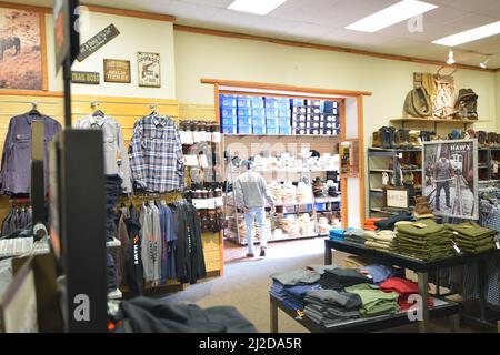 Un homme de la génération Z qui navigue dans un magasin de vêtements de l'Ouest, le Wrangler, dans le centre-ville de Cheyenne, Wyoming, en août 2021 Banque D'Images