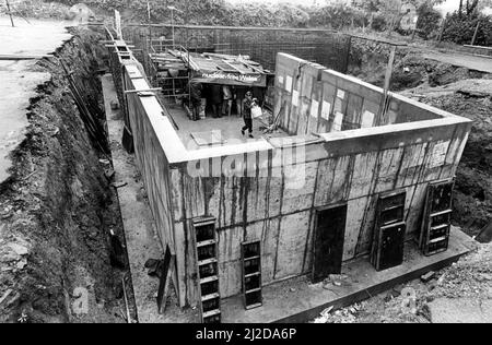 Les manifestants anti-nucléaires établissent un abri dans ce qu'ils disent est le bunker nucléaire partiellement construit du Conseil de district de Carmarthen. Vers septembre 1985. Banque D'Images