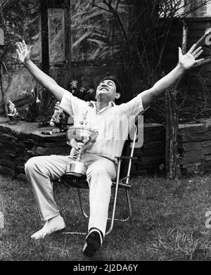 Joe Johnson, nouveau champion du monde de snooker, remporte le trophée à la maison le lendemain de sa victoire surprise sur Steve Davis lors de la finale du Championnat du monde au Crucible Theatre à Sheffield.6th mai 1986. Banque D'Images