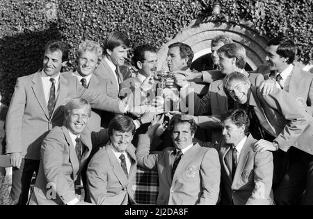 Le tournoi de la Ryder Cup s'est tenu du 13th au 15th septembre 1985 au cours du Brabazon du Beffroi à Wishaw, dans le Warwickshire. Team Europe a remporté la compétition de 16,5 à 11,5 points, marquant leur première victoire dans le tournoi et mettant fin à 28 ans de domination américaine. Team Europe fêtez avec le trophée après la présentation. 15th septembre 1985. Banque D'Images