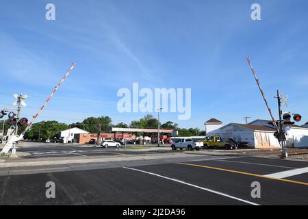 Descendre les portes d'un passage à niveau à Arcola, Illinois Banque D'Images