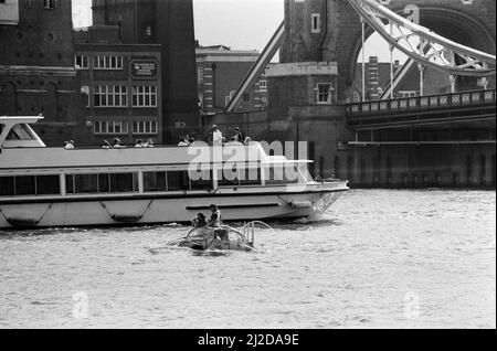 Peter Duncan, présentateur de télévision, dans une voiture VW Beetle dans la Tamise, près de Tower Bridge. 10th juillet 1986. Banque D'Images