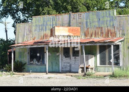 Brown Feed et magasin de surplus de l'armée de terre à Honey Grove, TX Banque D'Images