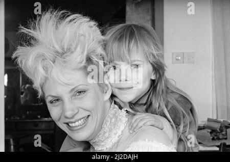 Angie Bowie, (également connue sous le nom d'Angela Bowie) avec sa fille Stacia Larranna Celeste Lipka (née en 1980) photo prise à la maison. Photo prise le 6th mars 1986 Banque D'Images