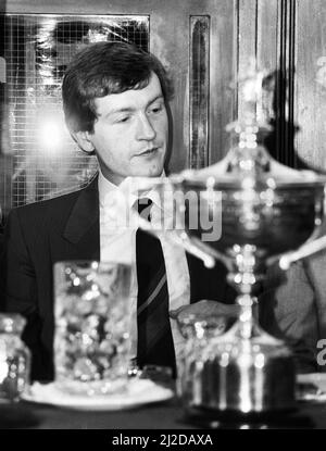 Les joueurs de snooker Steve Davis et Dennis Taylor qui ont récemment contesté la finale classique du championnat du monde de Black ball à Sheffield, assistent à une conférence de presse pour promouvoir le prochain tournoi de trophées de Matchroom 1985. Mai 1985. Banque D'Images