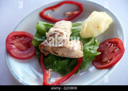 Boulettes de poisson et légumes sur l'assiette à dîner. Banque D'Images