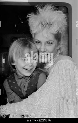 Angie Bowie, (également connue sous le nom d'Angela Bowie) avec sa fille Stacia Larranna Celeste Lipka (née en 1980) photo prise à la maison. Photo prise le 6th mars 1986 Banque D'Images