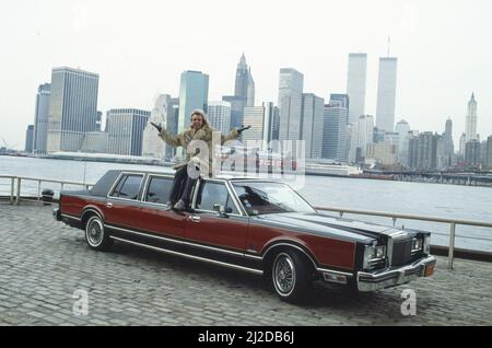 Peter Stringfellow, propriétaire de boîte de nuit photographié à New York en janvier 1986, où Peter ouvre Stringfellows New York. Il est assis sur une voiture Lincoln Continental de 45 000 dollars avec les Twin Towers de New York Manhattan en arrière-plan, le 14th janvier 1986 Banque D'Images