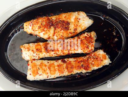 Poisson-perche grillé sur l'assiette à dîner. Banque D'Images