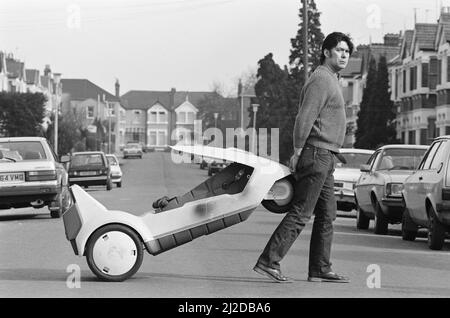 15 Pierre Roy Stuart d'Ilford, Essex, propriétaire d'un C5, ne peut obtenir que six milles de son en raison de sa taille. Photo prise le 10th mars 1985 Banque D'Images