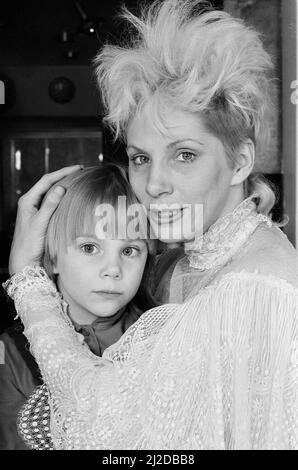 Angie Bowie, (également connue sous le nom d'Angela Bowie) avec sa fille Stacia Larranna Celeste Lipka (née en 1980) photo prise à la maison. Photo prise le 6th mars 1986 Banque D'Images